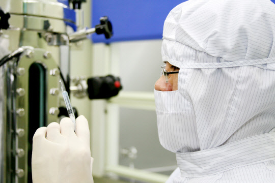 세원셀론텍 재생의료시스템혁신센터 연구원이 바이오콜라겐 연구개발을 위한 실험을 진행하고 있다.   세원셀론텍 제공